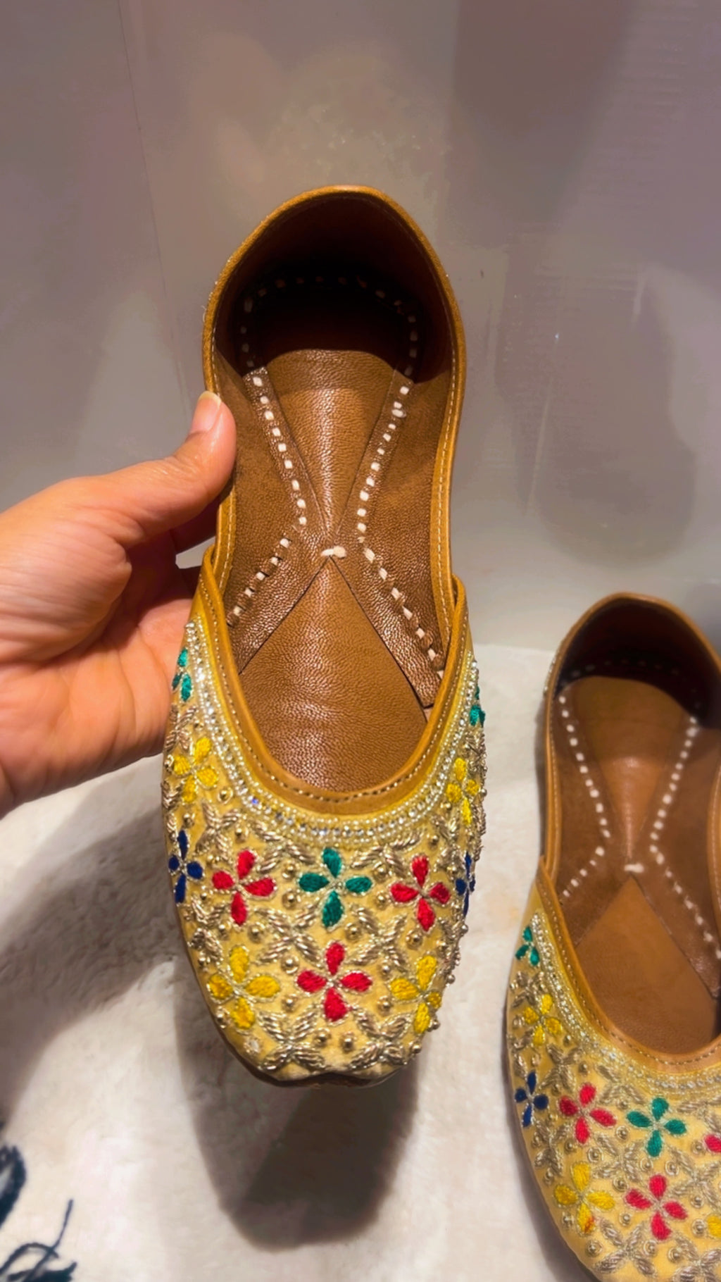 Beautiful ladies Punjabi jutti in Multicolour