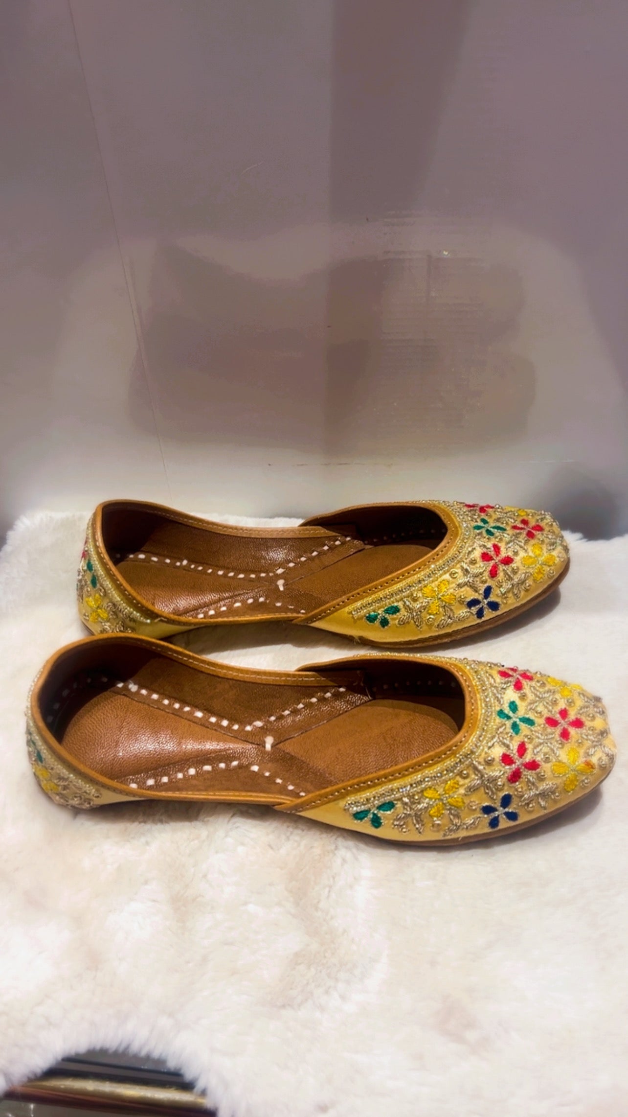 Beautiful ladies Punjabi jutti in Multicolour