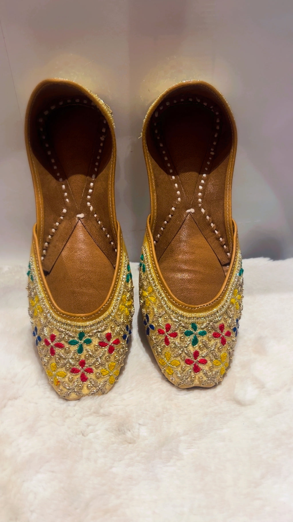 Beautiful ladies Punjabi jutti in Multicolour