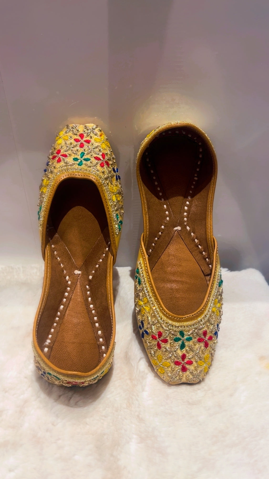 Beautiful ladies Punjabi jutti in Multicolour