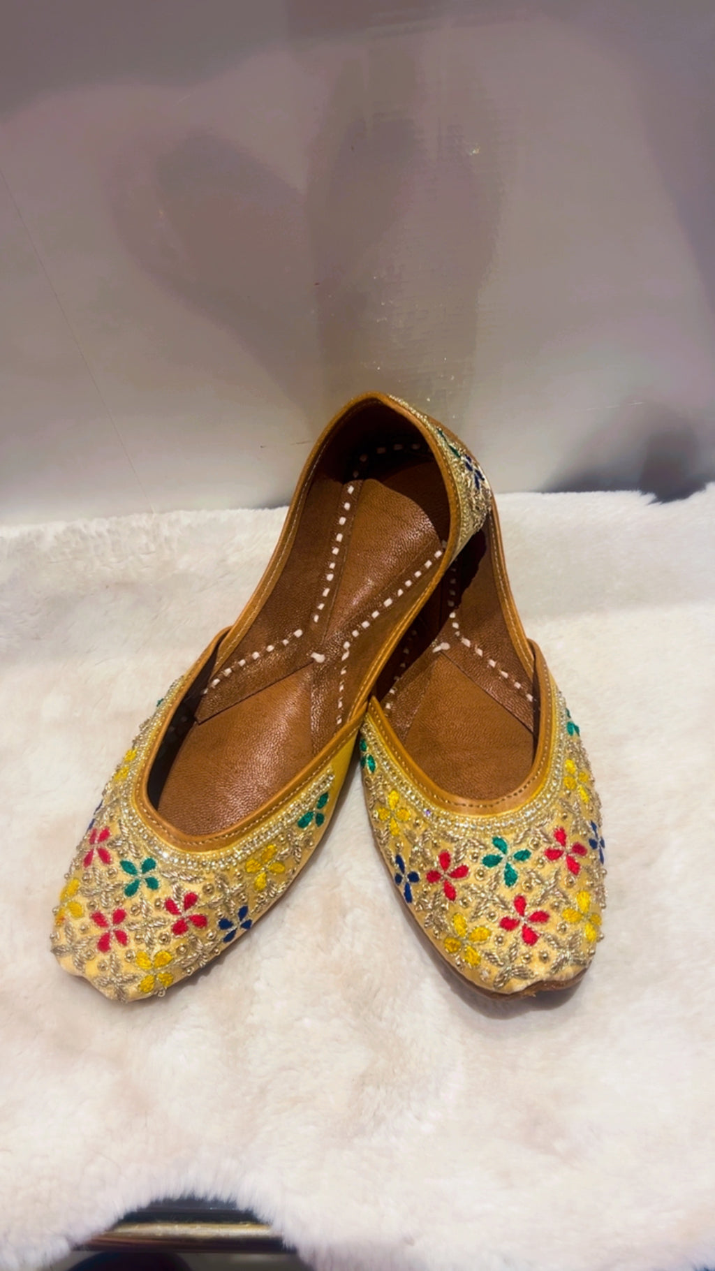 Beautiful ladies Punjabi jutti in Multicolour