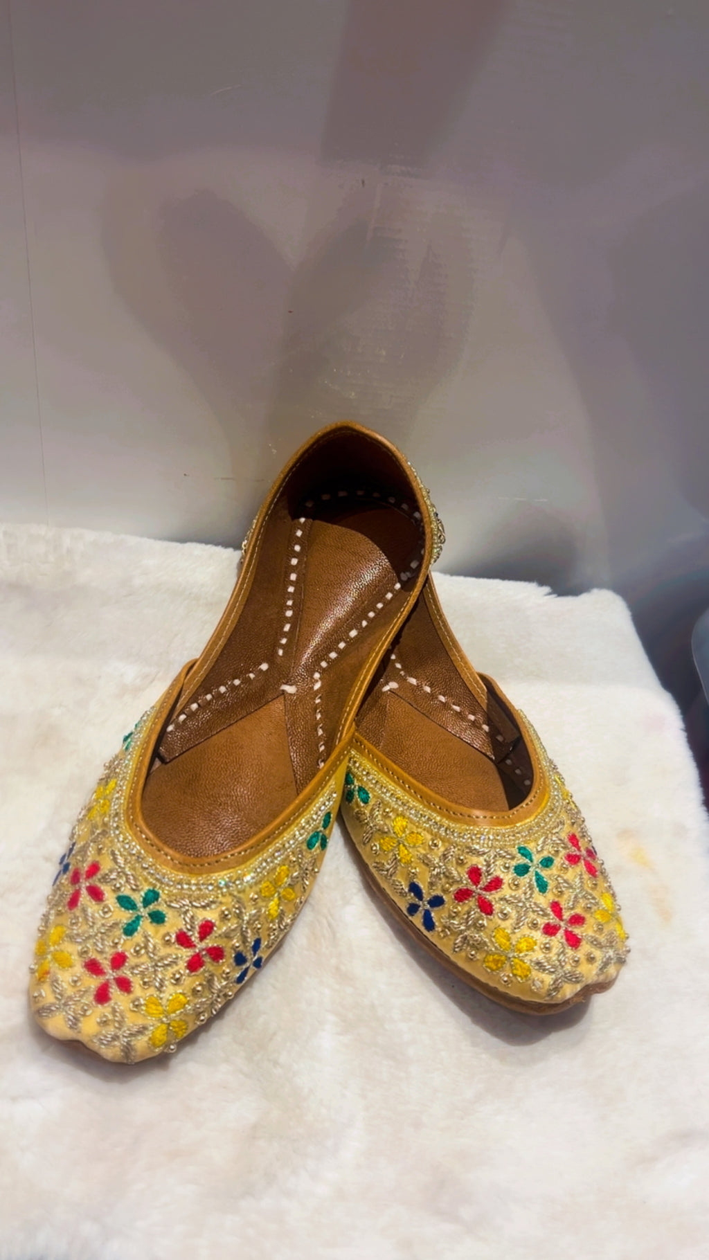 Beautiful ladies Punjabi jutti in Multicolour