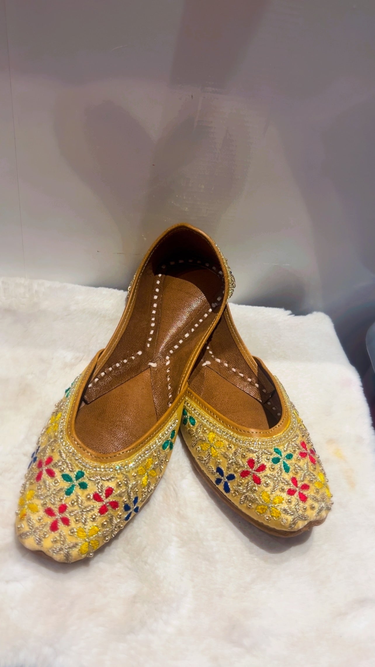 Beautiful ladies Punjabi jutti in Multicolour