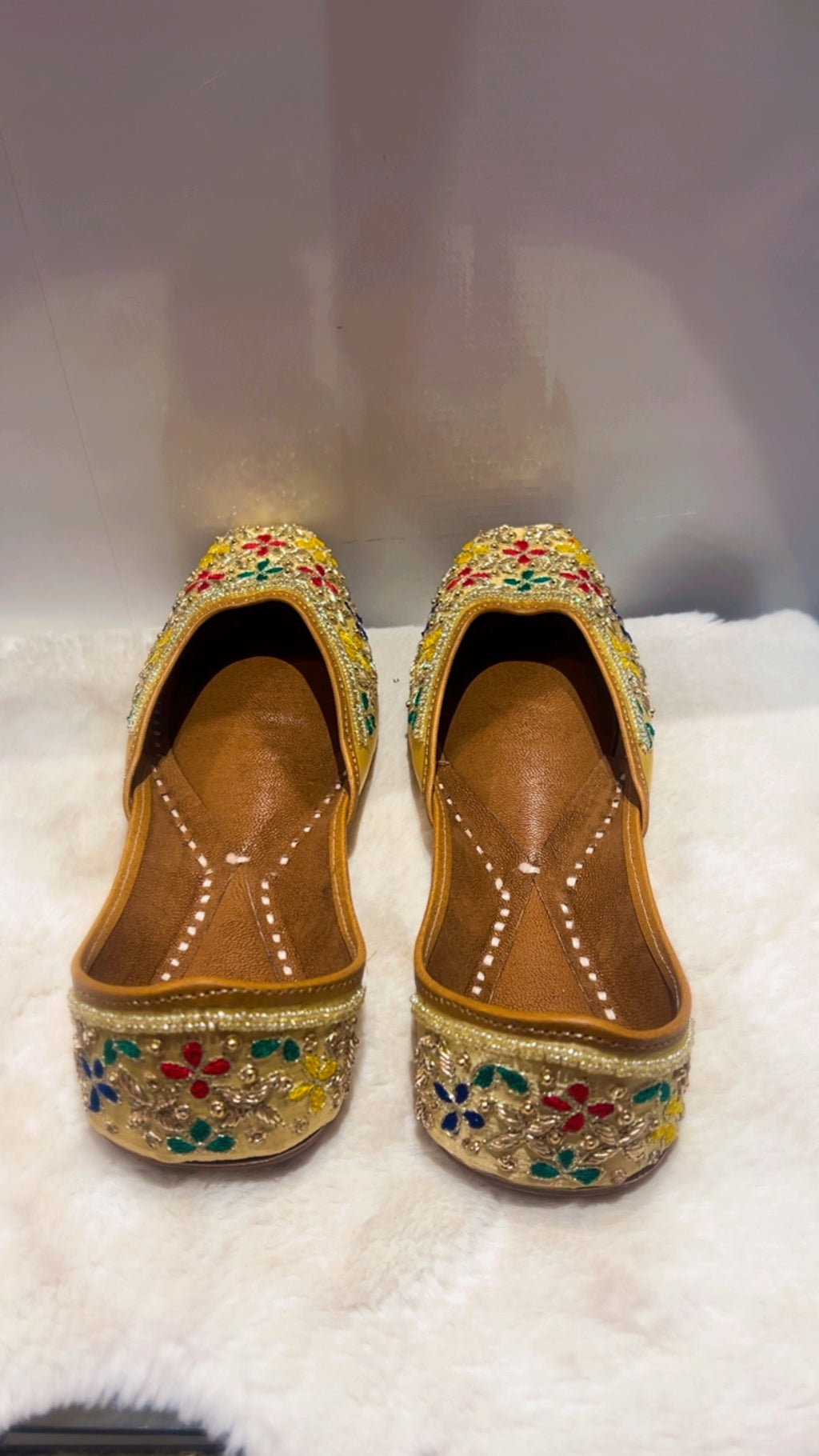 Beautiful ladies Punjabi jutti in Multicolour