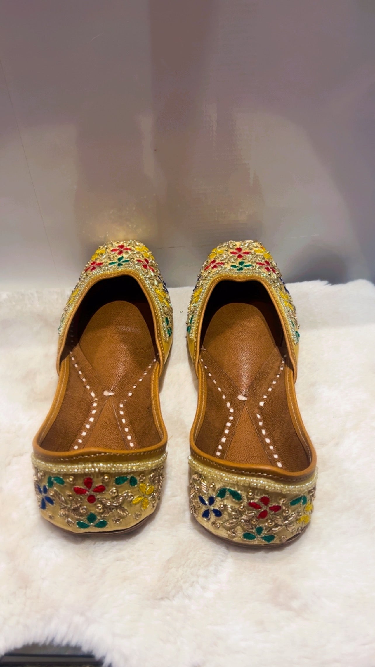 Beautiful ladies Punjabi jutti in Multicolour