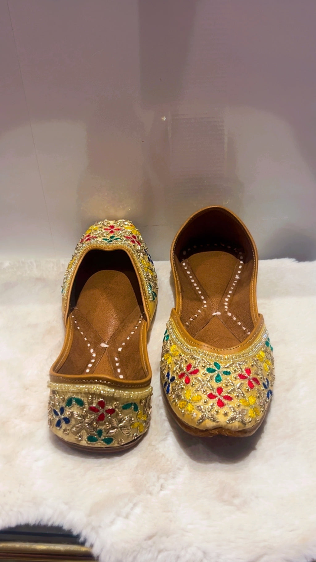 Beautiful ladies Punjabi jutti in Multicolour