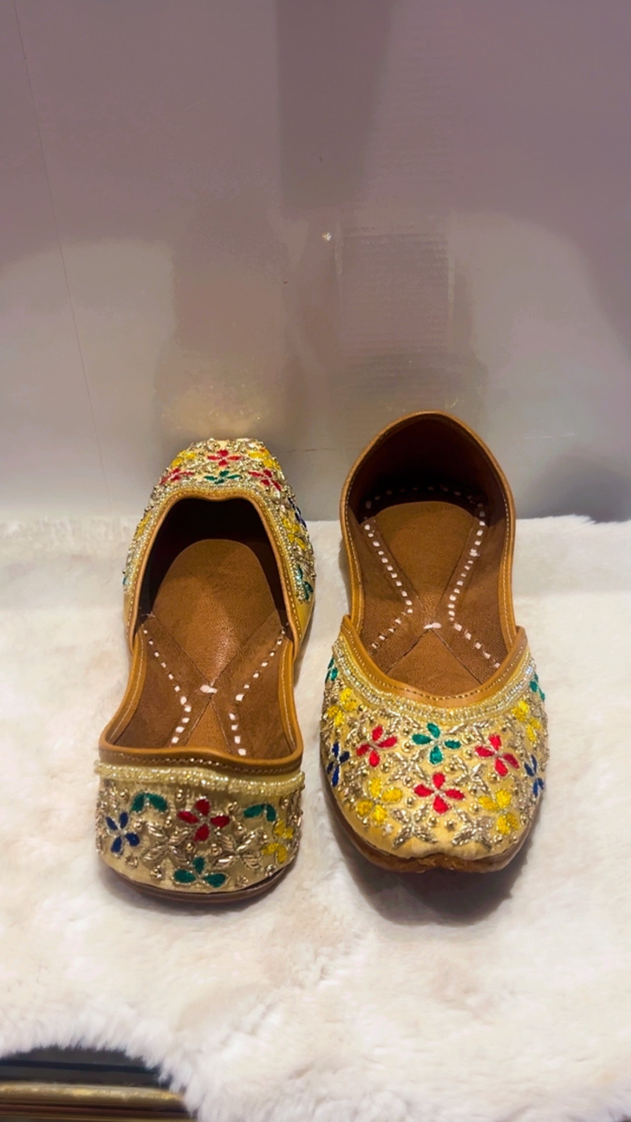 Beautiful ladies Punjabi jutti in Multicolour